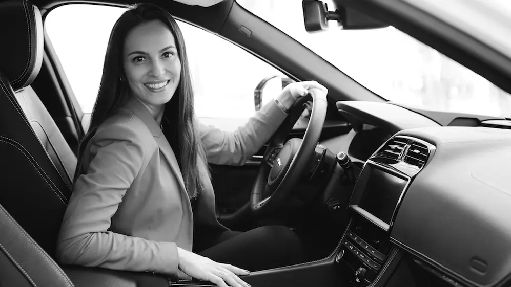 Jessica conduce en Colombia un Jaguar F-Pace