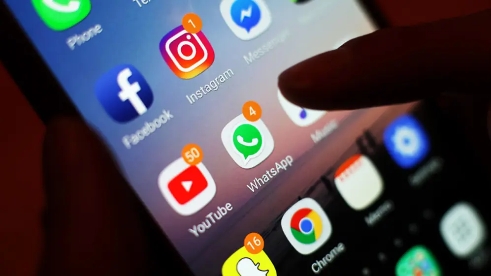 Los acosadores pueden contactar a los menores a través de cualquier red social o servicio de mensajería instantánea