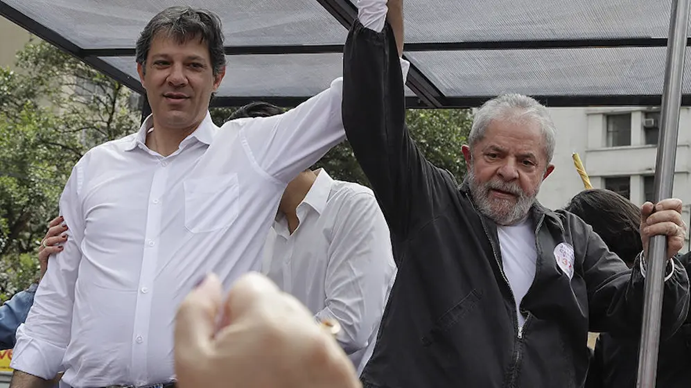 Fernando Haddad, nuevo ministro de economía brasileño, junto a Lula: el mercado dio un recibimiento con caida de la bolsa