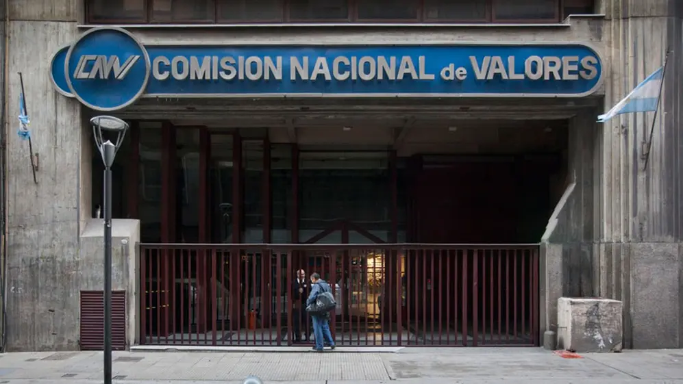 La Comisión Nacional de Valores implementó algunas restricciones a la compra de dólares contra bonos.