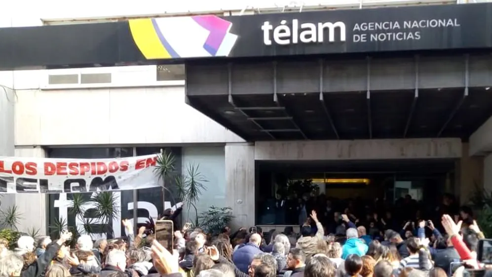 Luego del cierre de su página web, los trabajadores de Telam se agruparon en la redacción de la agencia