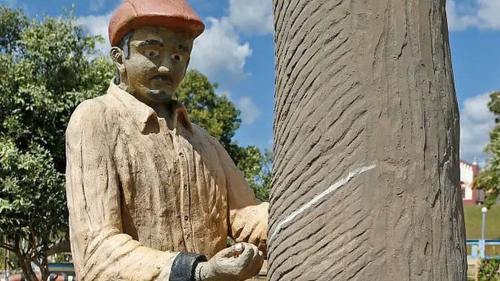 Una escultura en la plaza central muestra el impulsor del proyecto: el preciado caucho del Amazonas.