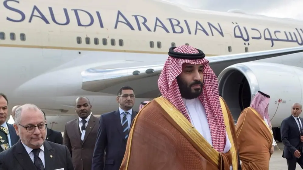 El mandatario saudí Mohammed bin Salman llegó al G20 en su Boeing Jumbo 747-800 identificado con la matrícula HZ-HM1