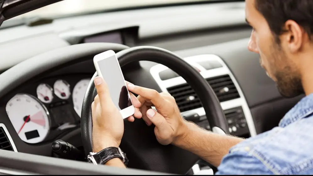 El uso del celular al volante será tomado por fotomultas.