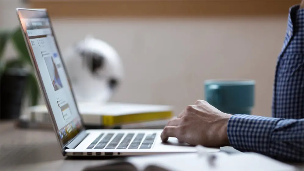Dejar comentarios en otros sitios o crear contenido también es una forma de hacer crecer tu marca en Internet con poco dinero