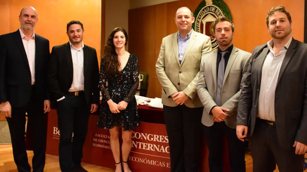 ndrés Di Pelino, director de la Licenciatura en Economía de la UB; Ramiro Castiñeira, economista jefe de Econométrica; Bárbara Guerezta, economista senior de Arriazu Macroanalistas; Alejandro Einstoss, director del Centro de Estudio de la Regulación Económica de los Servicios Públicos de la UB; Federico Furiase, director de Eco Go, y Guido Lorenzo, director de LCG.