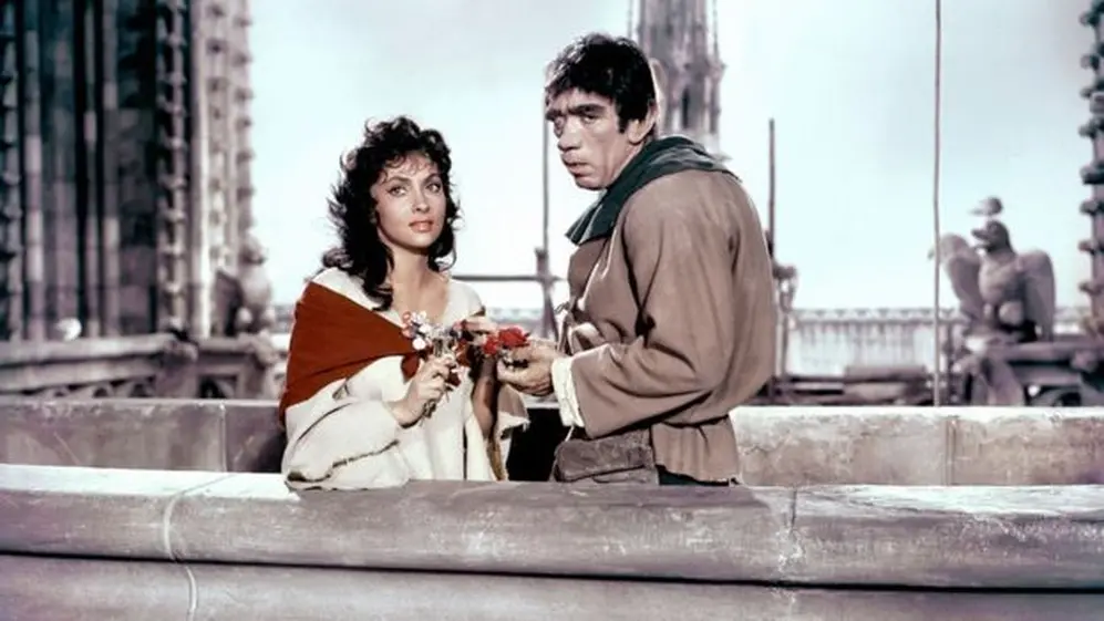    La actriz italiana Gina Lollobrigida interpretó a Esmeralda y el actor mexicano-estadounidense Anthony Quinn hizo lo propio con Cuasimodo en una película de 1956. 