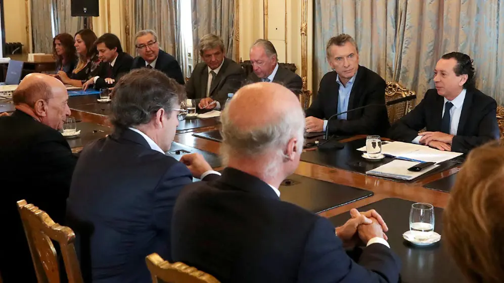 Macri y el ministro Dante Sica, ante empresarios en la reunión de este lunes.