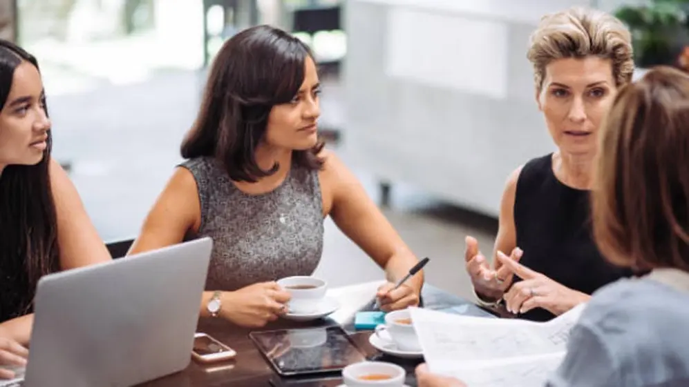De a poco, en el mundo, surgen redes profesionales para mujeres. 