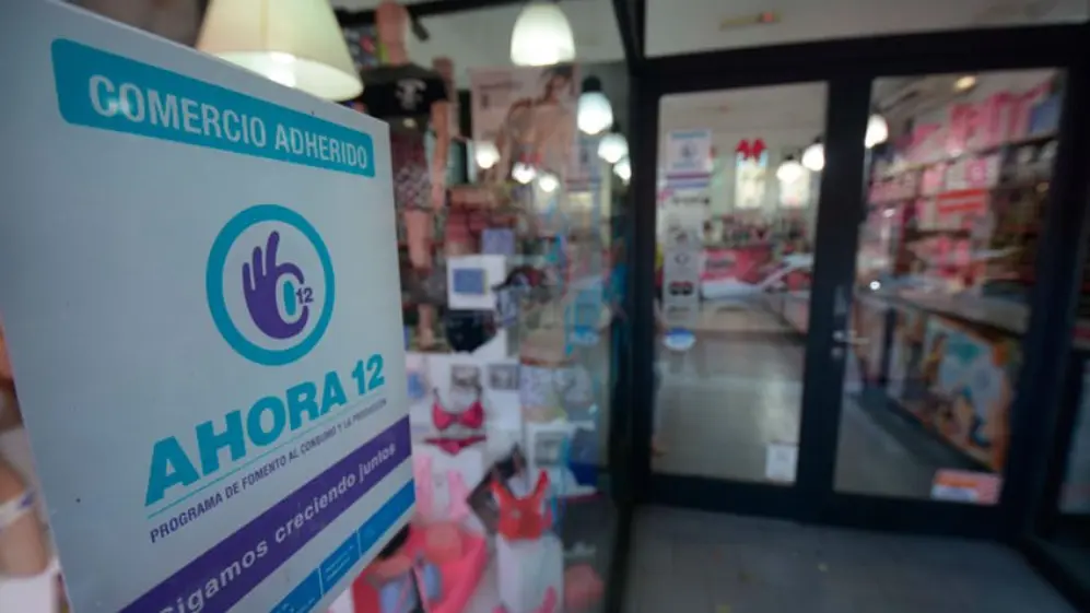 Los comercios adheridos tienen el cartel de Ahora 12