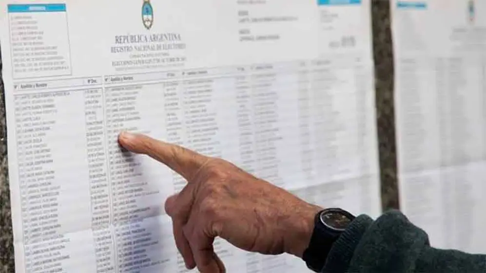 Elector busca su número en un padrón electoral.