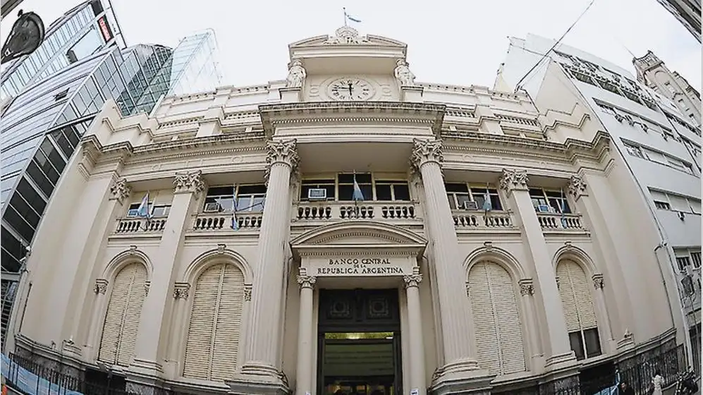 El BCRA está evaluando pedir a los bancos que bajen los costos de las tasas que cobran las tarjetas de crédito