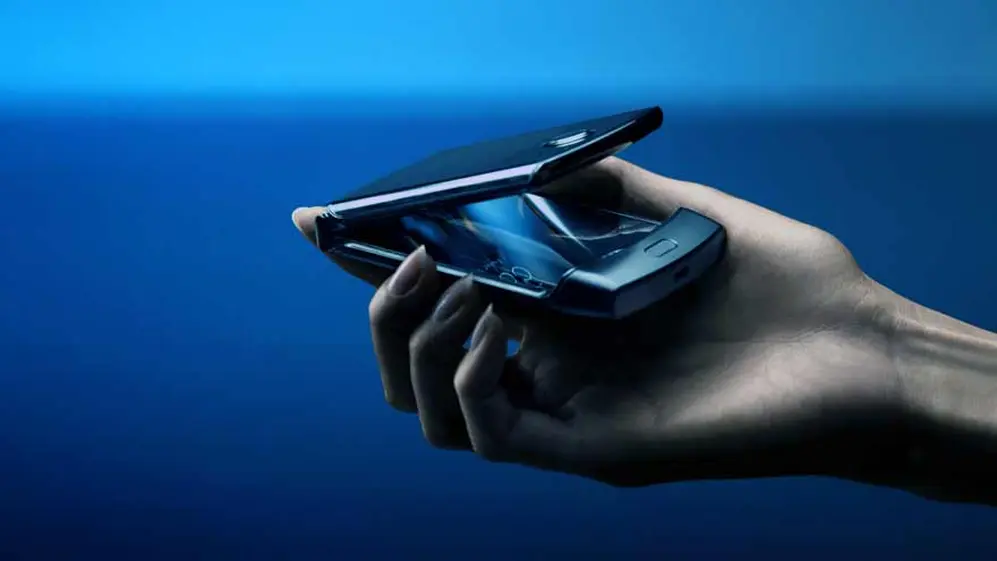 El diseño del Motorola Razr 2020 rememora al modelo de mismo nombre que la marca lanzó a principios de siglo.