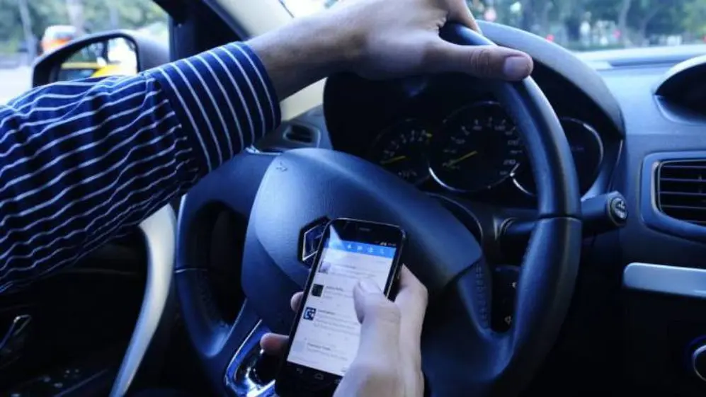 El celular nos acompaña en lugares donde proliferan gérmenes, como un automóvil.