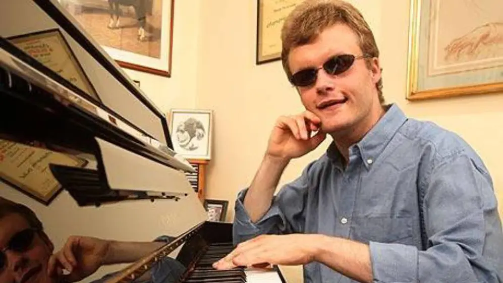 Este es el reconocido pianista Derek Paravicini