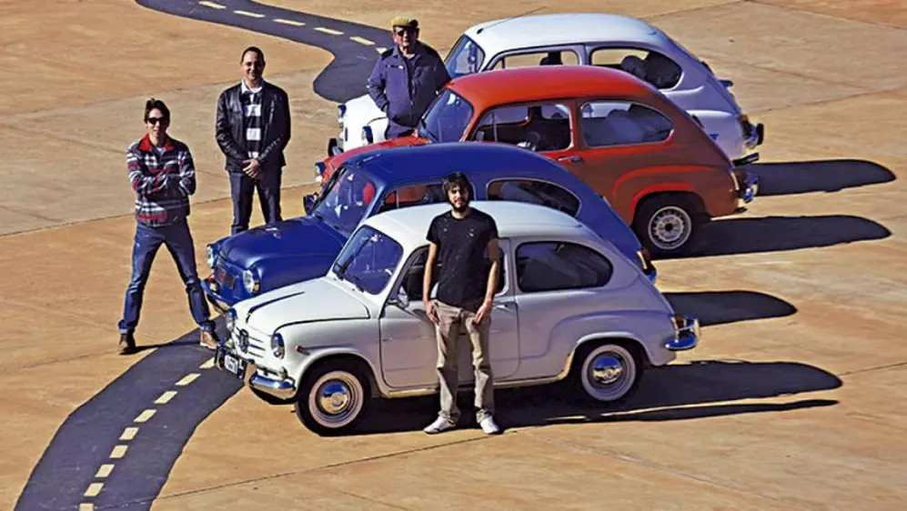Ciento de fanáticos sostienen la leyenda del Fiat 600.
