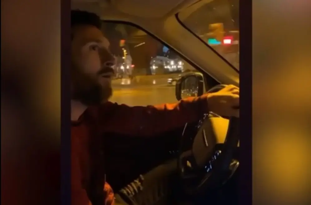 Lionel Messi en su auto escuchando Los Palmeras.