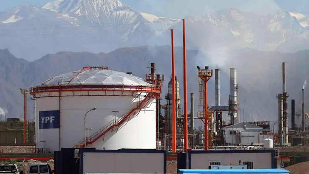 YPF: algunas refinería tuvieron que frenar la producción por la falta de ventas.