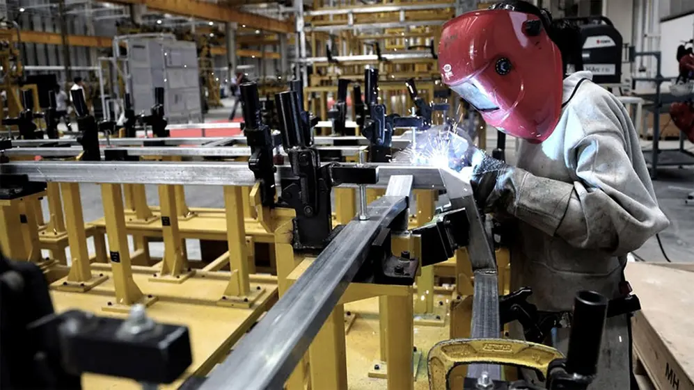 Muchas industrias a lo largo del país volvieron a producir bajo protocolos especiales.