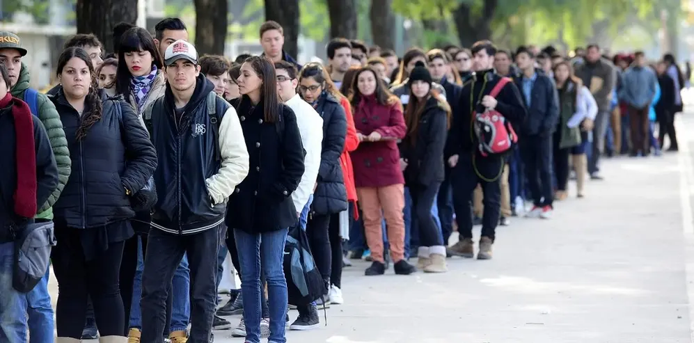 Alcanza a personas de entre 18 y 64 años sin ingresos registrados ni ninguna asistencia del Estado, como la Asignación Universal por Hijo, entre otras