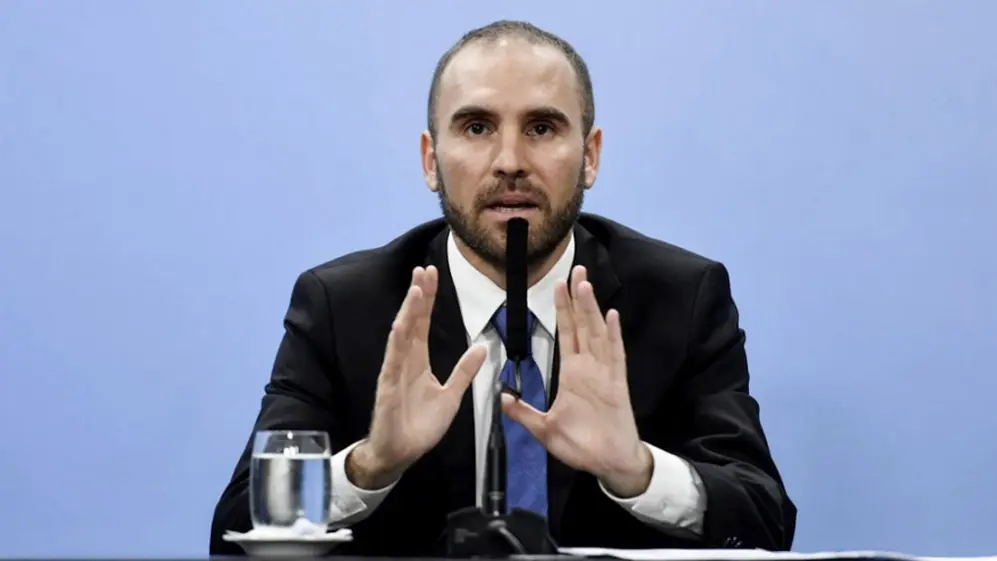 El ministro de Economía Guzmán está renegociando el pago de la deuda.