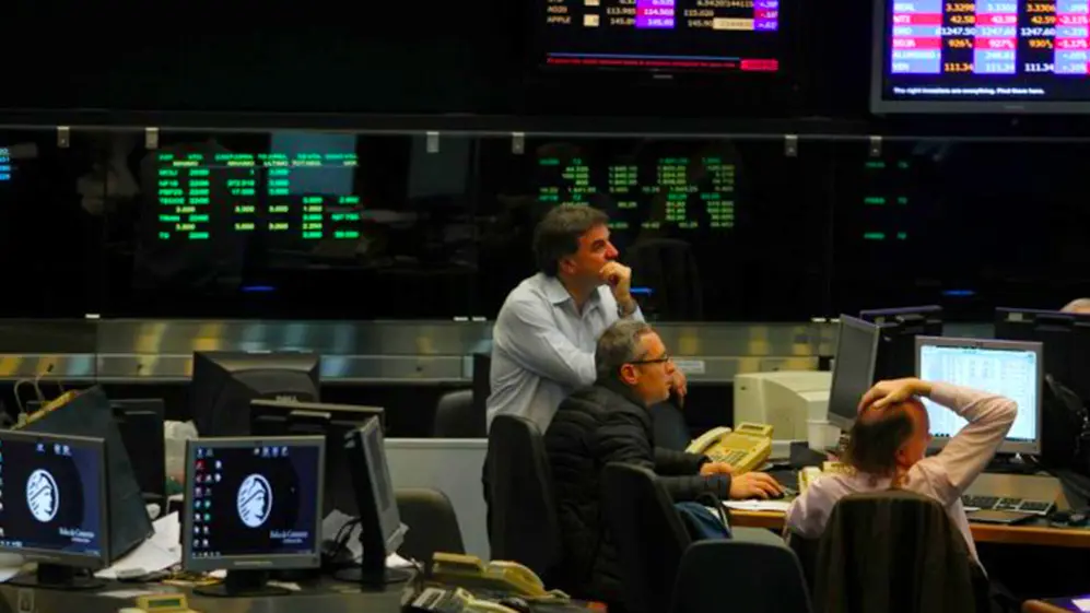 La bolsa porteña sigue en caída libre y los bonos soberanos en dólares operan con pérdidas