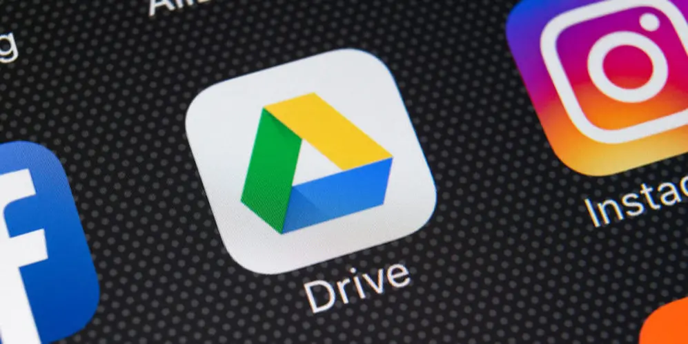 Google Drive es excelente porque te permite cargar archivos desde tu celular y acceder a ellos desde casi cualquier otro dispositivo. 