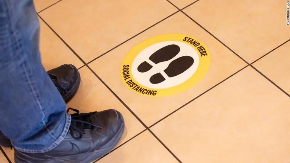 calcomanías también deberían ayudar a mantener a las personas a dos metros de distancia