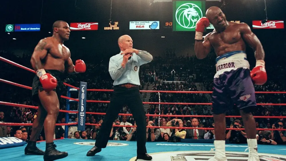 En la segunda pelea, Tyson mordió la oreja de Holyfield y fue descalificado