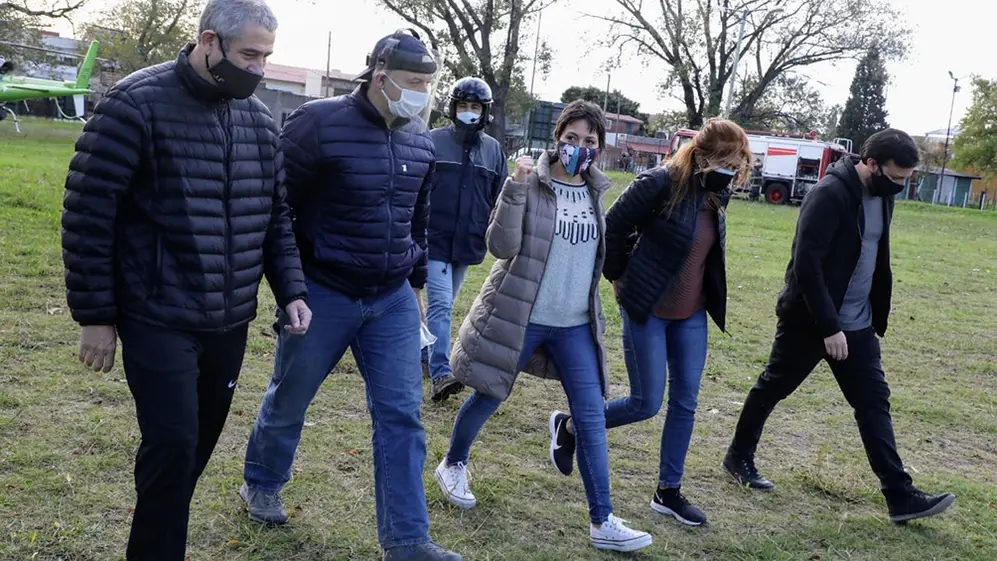 El intendente de Avellaneda, la intendenta de Quilmes y otras autoridades recorriendo el Barrio Azul