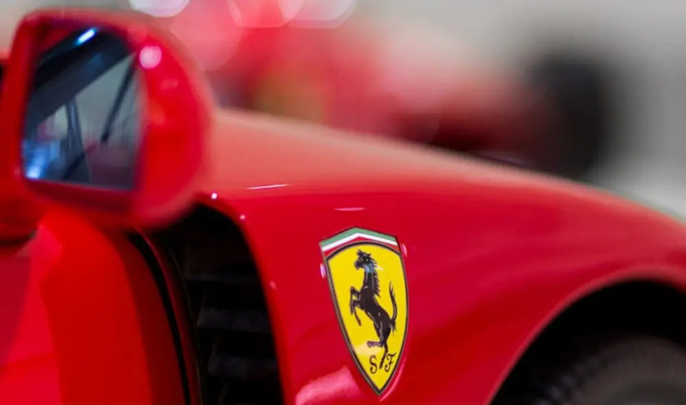 Marcas potentes como Ferrari permanecen en medio de la cultura digital.