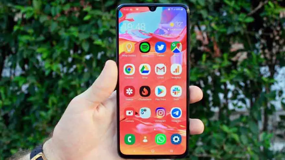 El Samsung Galaxy A70 es uno de los equipos beneficiados por la nueva estrategia.