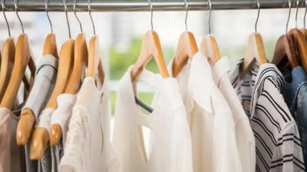 Trajes, abrigos en general, calzado de mujer, se ofrecen con rebajas 