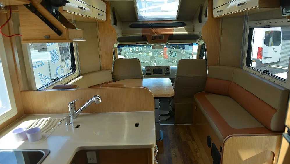 Motorhome con espacio de 4 a 6 personas.