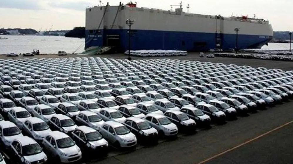 Miles de autos trabados en los puertos.