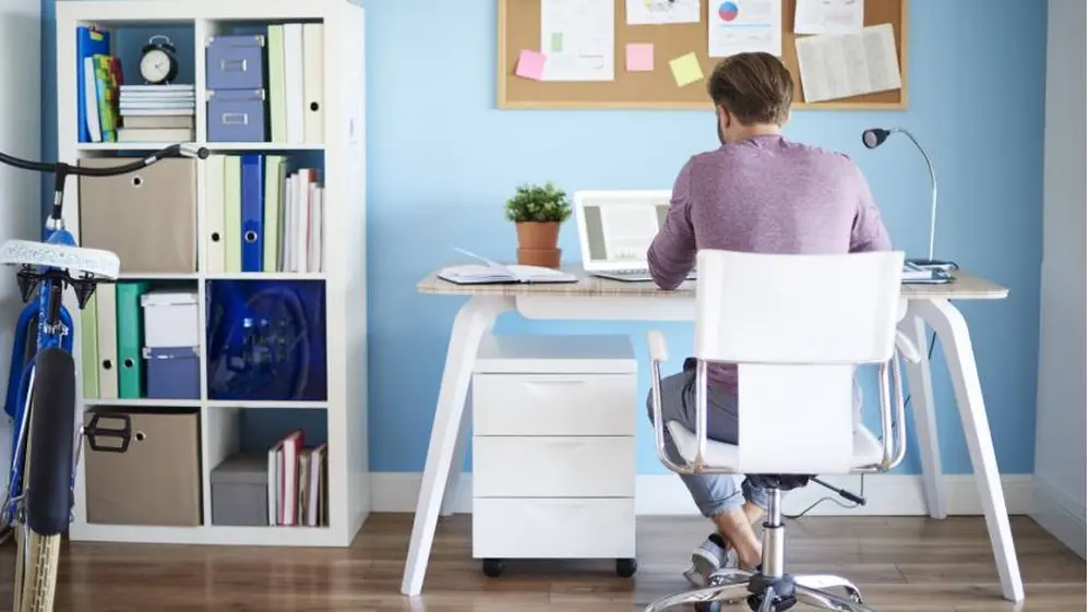 Establecer un espacio específico para estudiar y mantenerlo ordenado es fundamental para tener éxito en las clases virtuales