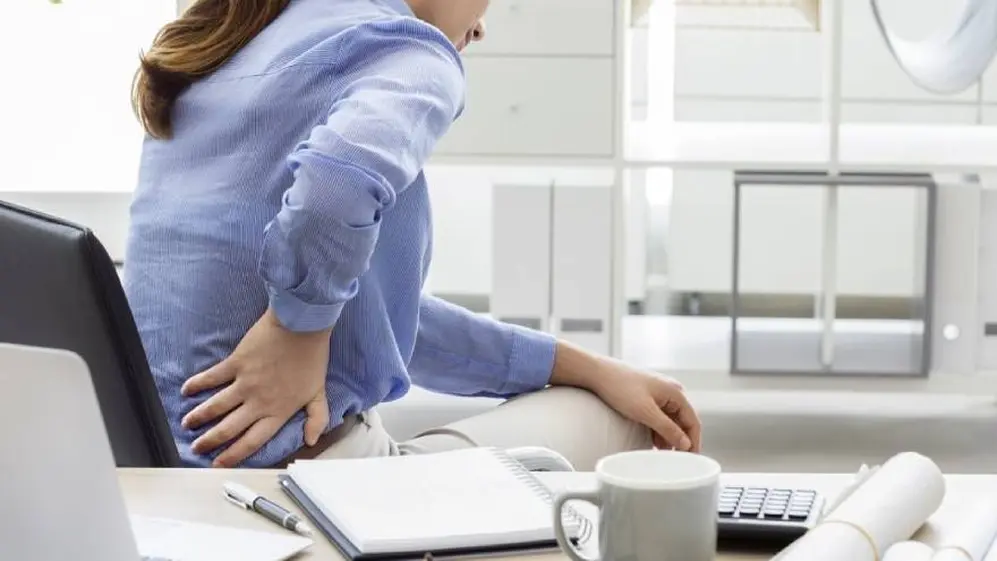 La postura puede verse afectada por las horas que se pasan sentado frente a la computadora