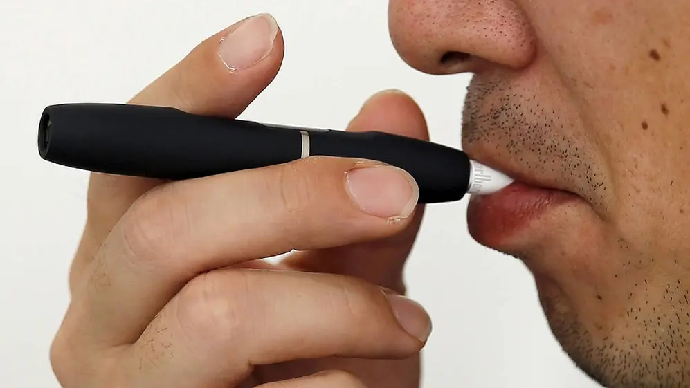 Este producto podría ayudar a los fumadores adultos adictos a dejar de fumar cigarrillos de combustión