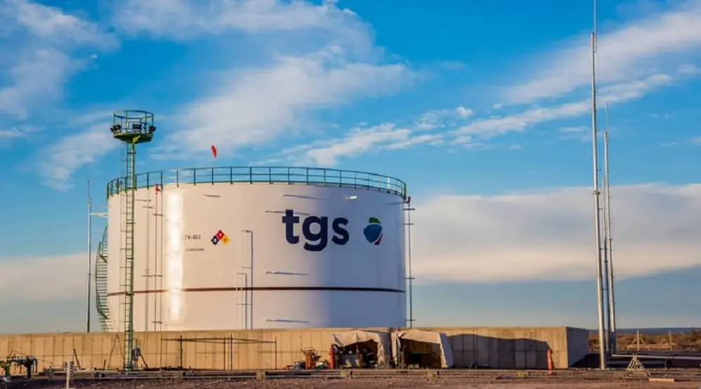 Mindlin es su principal accionista al controlar el 50% del capital de Compañía de Inversiones de Energía (CIESA), a su vez dueña del 51% de TGS, licenciataria del transporte de gas natural, con 9.231 km de gasoductos en el centro,