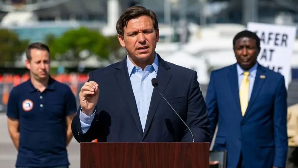 En el centro, Ron DeSantis.
