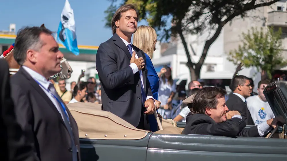 A la vista: el día de su asunción Lacalle Pou se paseó en un convertible.