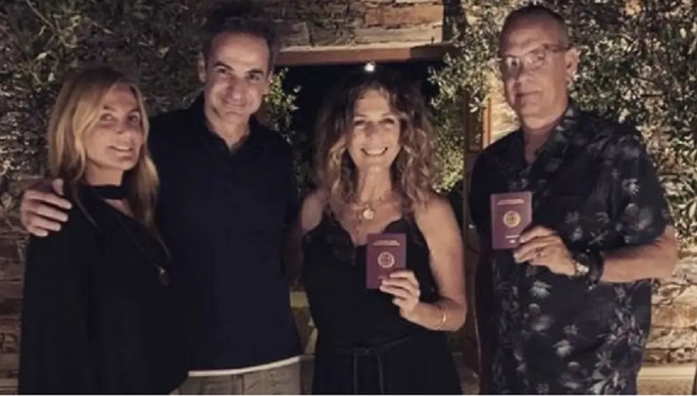 Tom Hanks y su esposa, lucen con orgullo sus pasaportes griegos