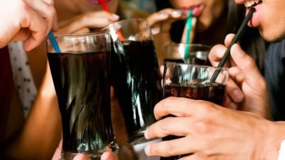 Las gaseosas contienen un componente que se usa para hacer el asfalto de las calles