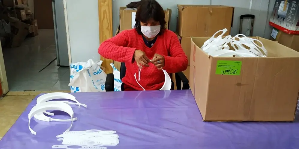 las máscaras faciales de protección se realizan en colaboración con La Usina y su programa 