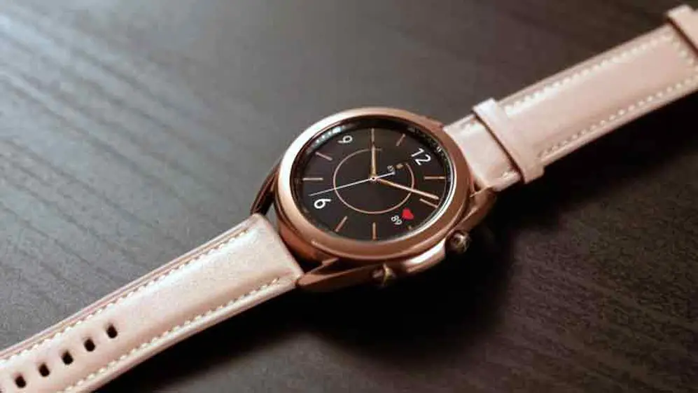 Bajo el aspecto tradicional de un reloj hay un poderoso smartwatch.