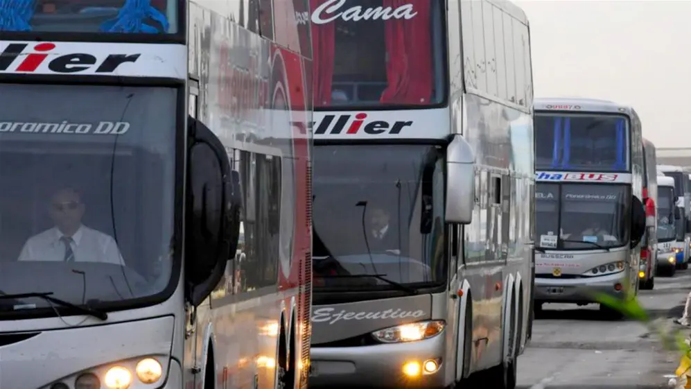 Para los colectivos regirá un protocolo similar al de los aviones, con servicios a bordo interrumpidos.