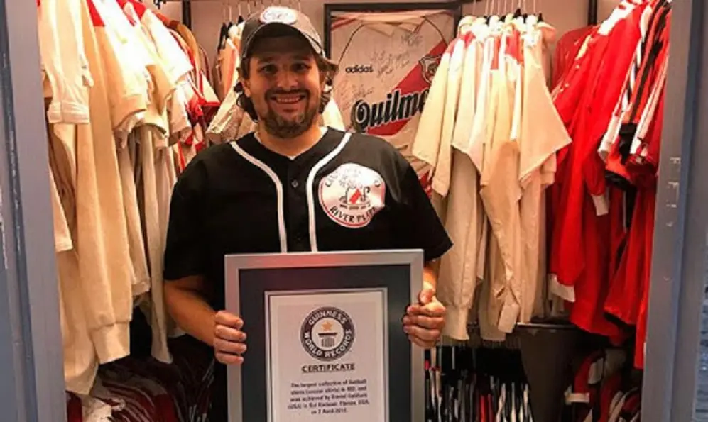 Daniel Goldfarb es argentino, tiene 39 años, vive en Miami desde 2008 y tiene el récord Guinness por la mayor colección del mundo de camisetas de un mismo equipo de fútbol