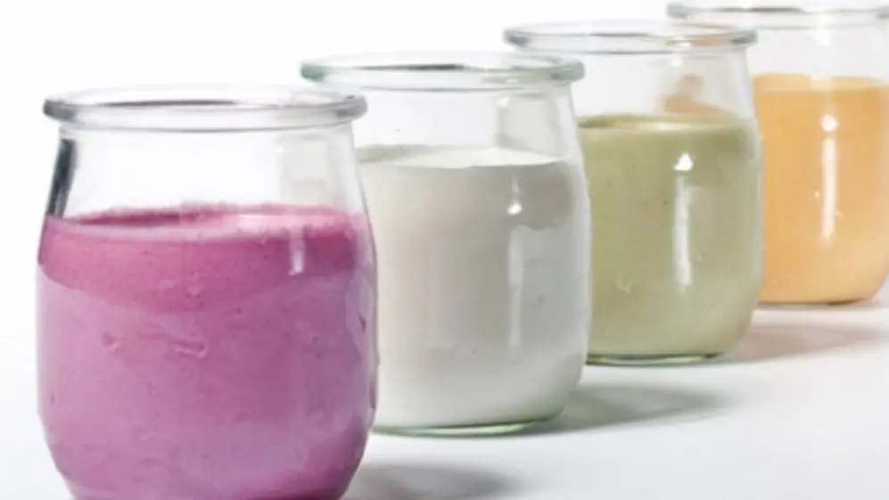 Una vez preparada la base del yogur podés combinarlo con frutas