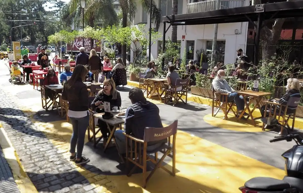 El Gobierno porteño defendió la reapertura de los bares en algunas calles de la Ciudad