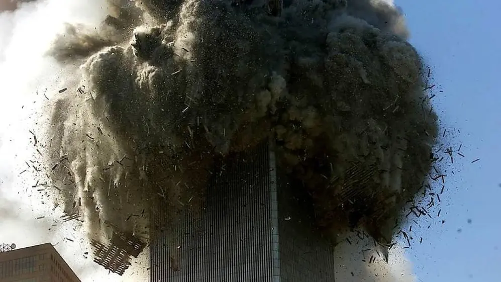 La nube de humo y de escombros provocada por el golpe de la aeronave en una de las Torres